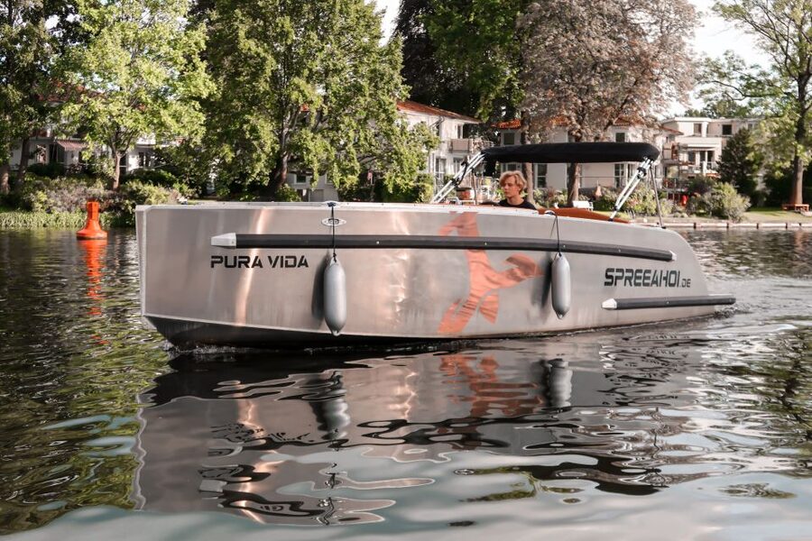 Berlin: Electric Boat Rental for self-driving 2 hrs - Price and value: does $322 per group make sense?