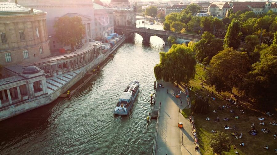 Berlin: Evening Boat Cruise – Romance & Moonlight - A romantic plan that works because it changes with the light