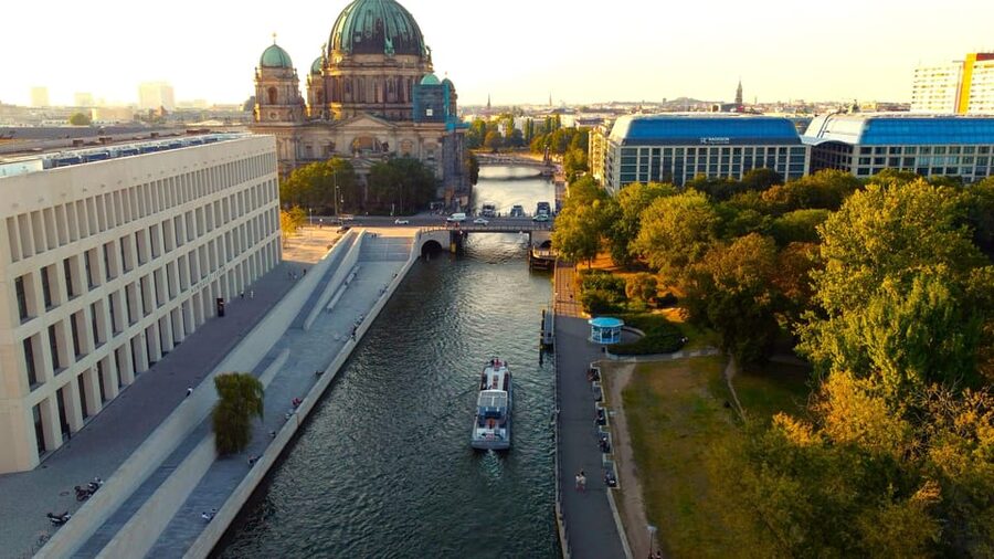 Berlin: Evening Boat Cruise – Romance & Moonlight - The vibe onboard: music, wine, and snacks, minus the guarantee of fast service
