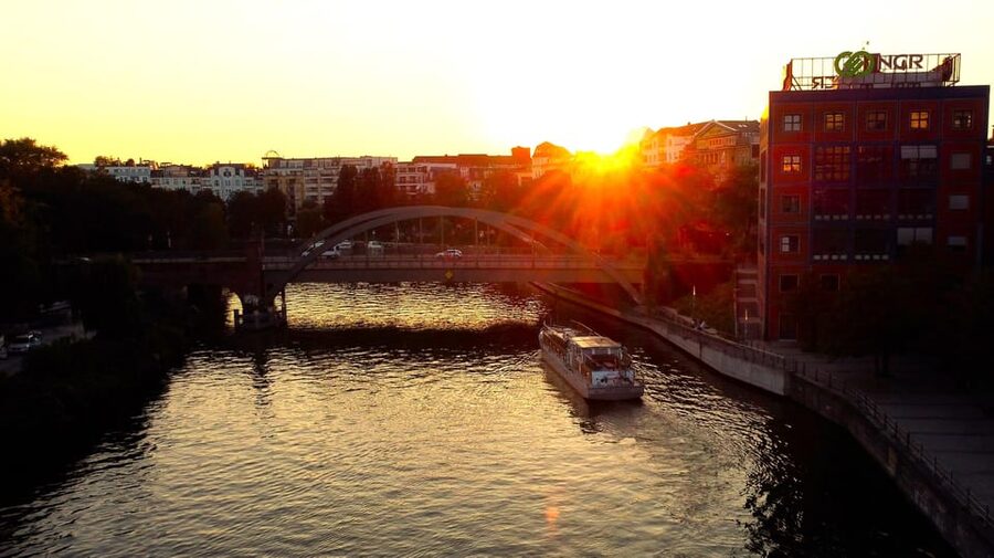 Berlin: Evening Boat Cruise – Romance & Moonlight - The route in 90 minutes: what you will see as the city turns on its lights