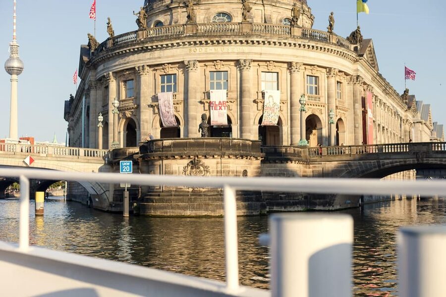 Berlin: Evening Boat Cruise – Romance & Moonlight - Price and value: paying for the water view, not an all-inclusive meal