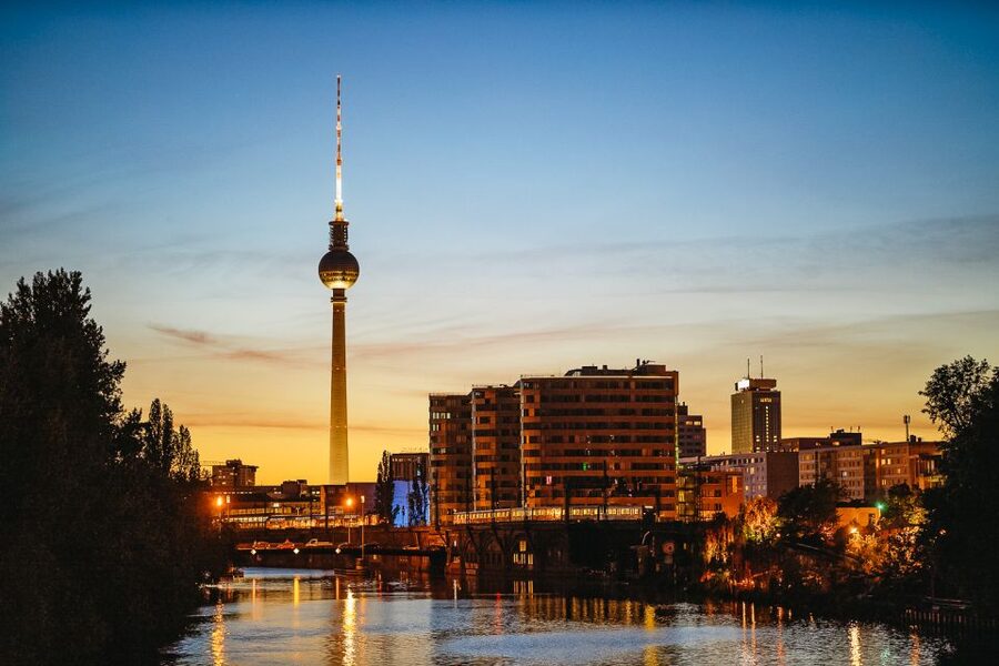 Berlin: Evening City Sightseeing Cruise - What to notice from the water, and how to get the best views