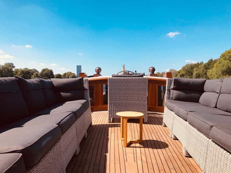 Berlin: Evening Yacht Cruise with Aperitif & Dinner Upgrade - Your included drink: aperitif first, questions later