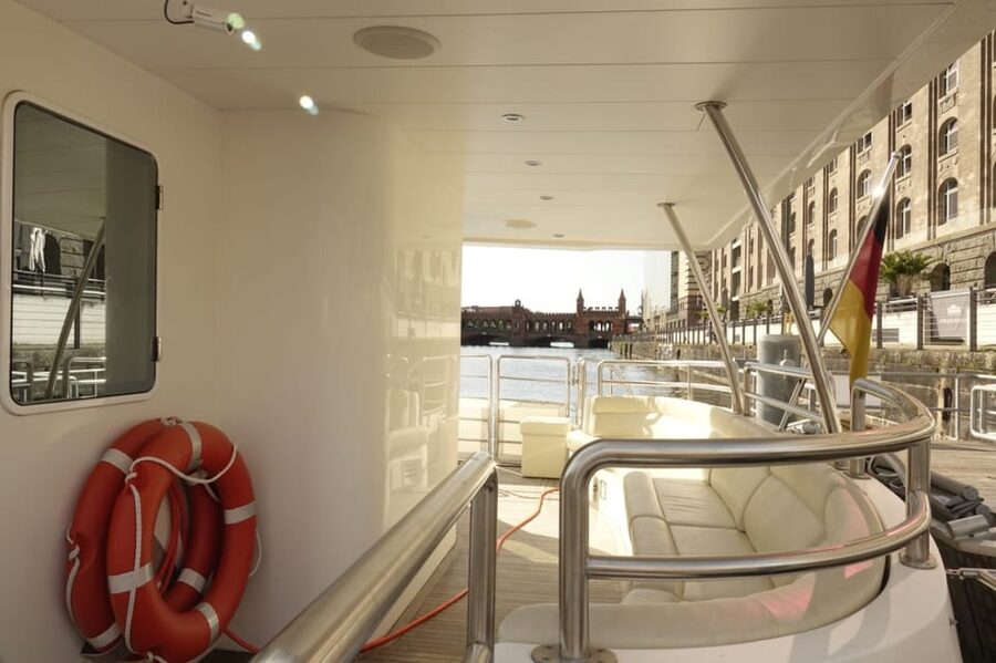 Berlin: Exclusive Boat Tour on a Solar-Powered Catamaran - The 150-minute route: Oberbaum Bridge, East Side Gallery, and Mühlendamm lock
