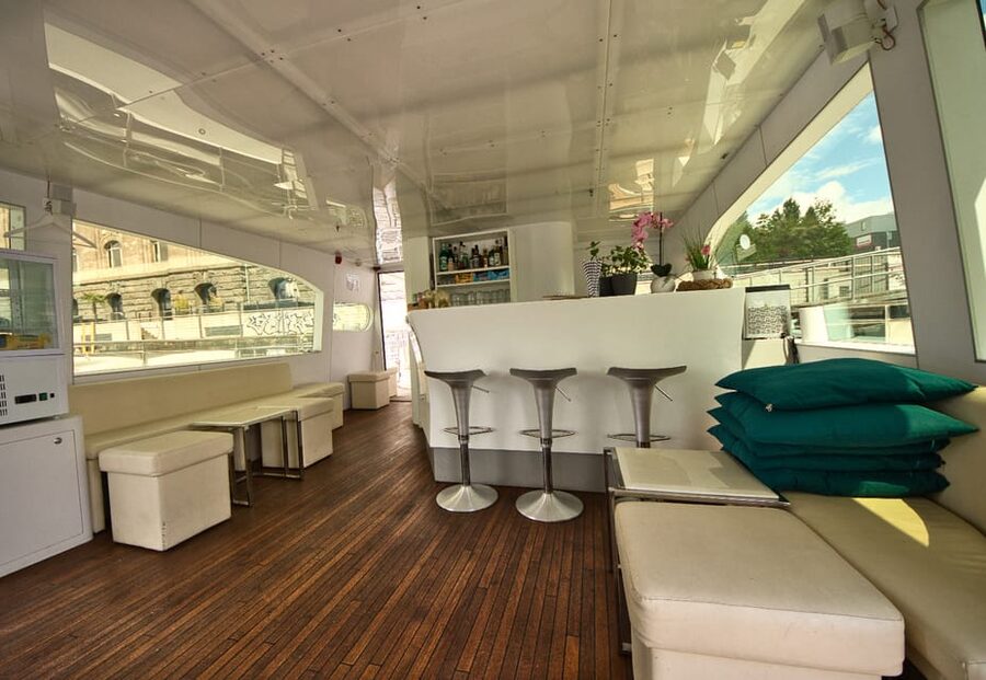 Berlin: Exclusive Boat Tour on a Solar-Powered Catamaran - Seats, blankets, and bar service: comfort without the chaos