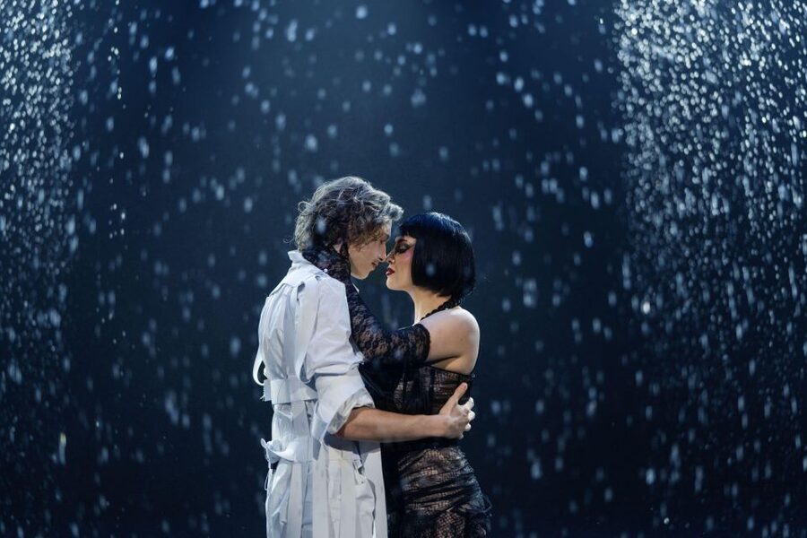 Berlin: FALLING | IN LOVE Grand Show Friedrichstadt-Palast - Language mix: what you will catch in English and German
