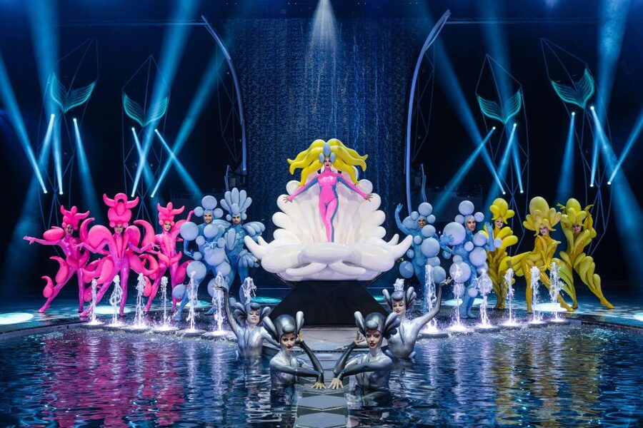 Berlin: FALLING | IN LOVE Grand Show Friedrichstadt-Palast - What’s included at the theater, and what to plan for