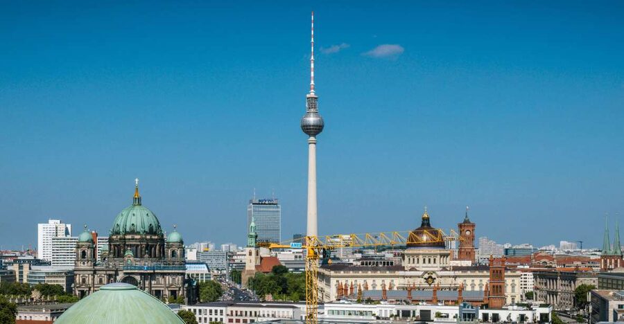 Berlin: Französischer Dom 360° Panorama & Crémant to go - The climb plan: 254 steps, no elevator, and smart timing