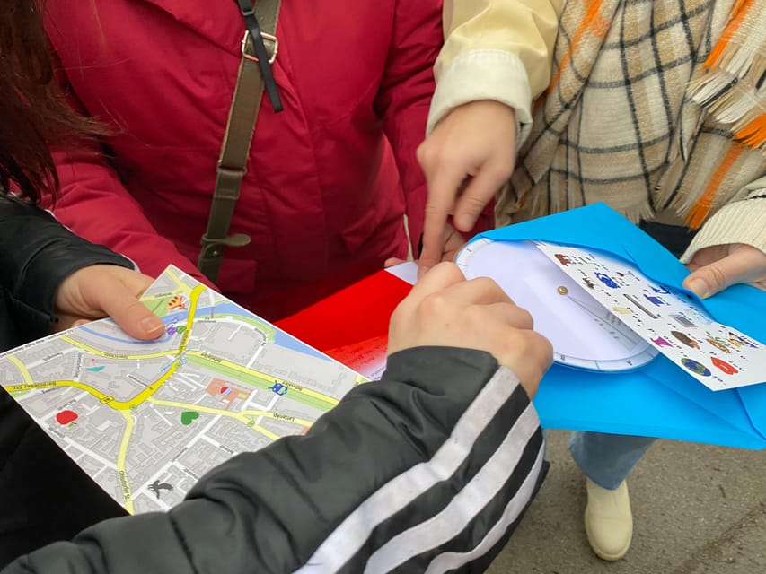 Berlin Friedrichshain: Outdoor Crime Mystery Tour - What to Bring (and What to Wear) for an Outdoor Berlin Game