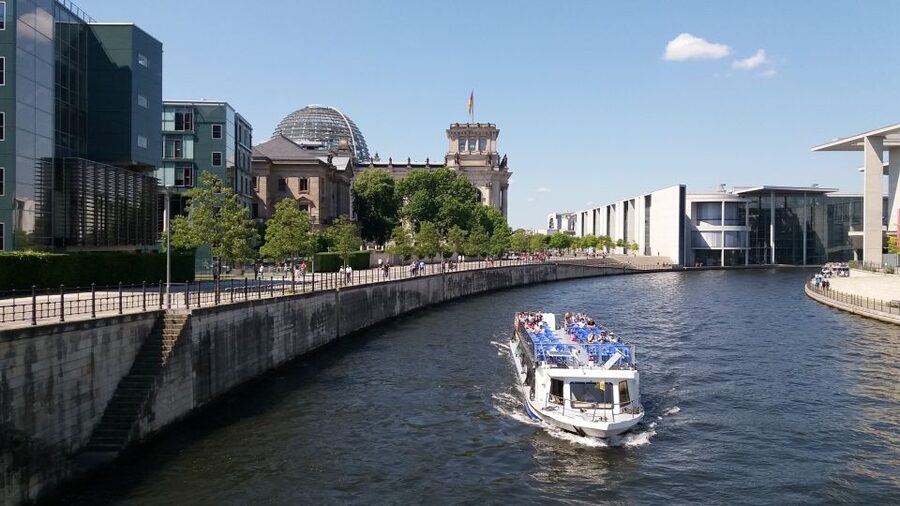 Berlin: Government District around the Reichstag Guided Tour - Marie-Elisabeth-Lüders-Haus to the Wall route: art, reminders, and smart photo stops