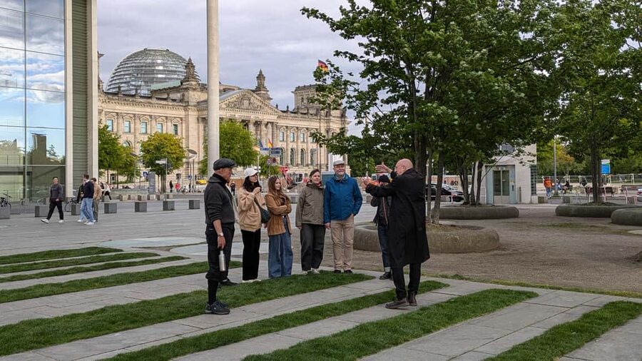 Berlin: Government District around the Reichstag Guided Tour - German vs English: pick the right tour, not the right mood