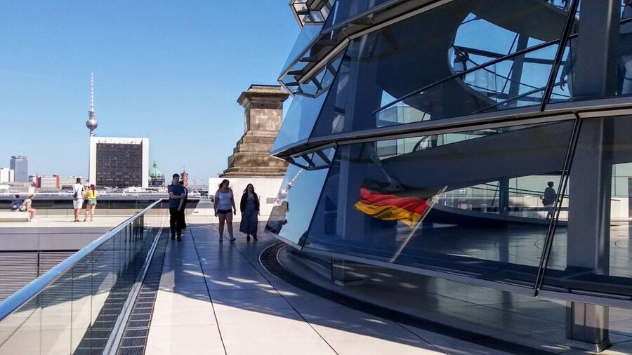 Berlin: Government District Tour and Reichstag Dome Visit - Meeting up and the opening walk: quick start, real context