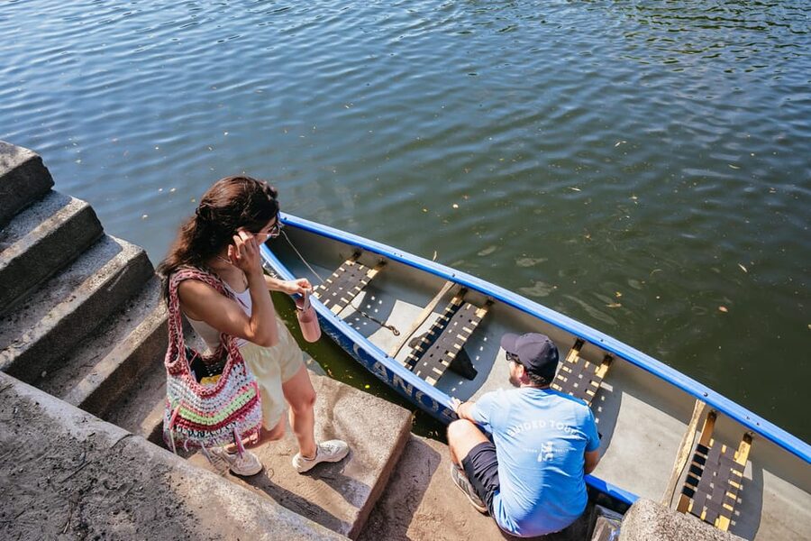 Berlin: Guided Tour by Canoe - Oberbaum Bridge, Badeschiff beach bar, and the “Berlin from two sides” feel