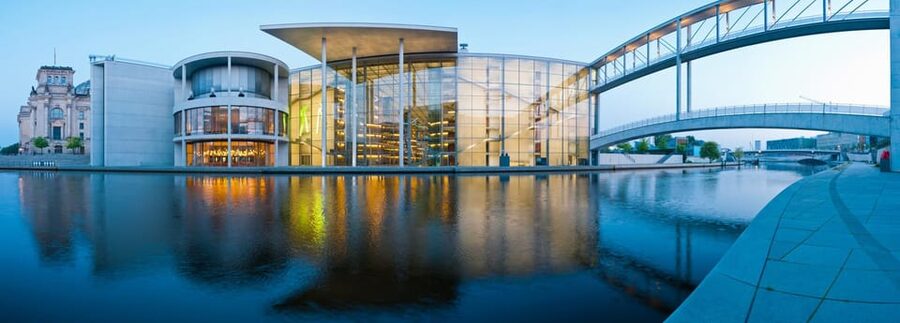Berlin: Guided Walking Tour around the Reichstag - White Crosses and Marshall-Brücke: Small Stops With Big Meaning