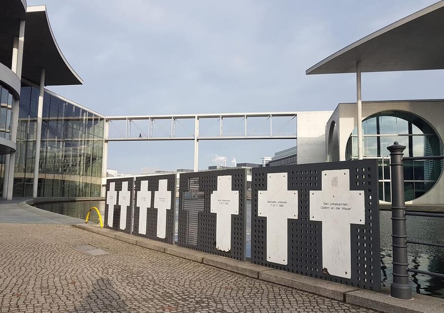 Berlin: Guided Walking Tour around the Reichstag - Finding the Meeting Point at Paul-Löbe-Allee (Fast)
