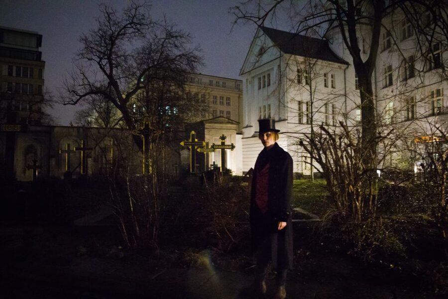 Berlin: Haunted Guided Live Theatre Tour in German - Meeting at U Klosterstraße, then switching to story mode
