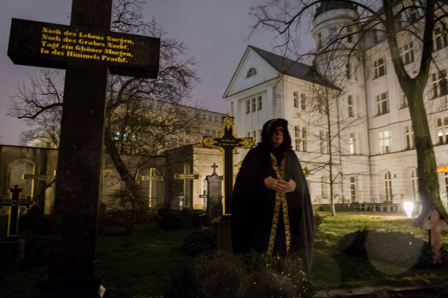 Berlin: Haunted Guided Live Theatre Tour in German - The 90-minute plague mission: how the tour keeps you involved