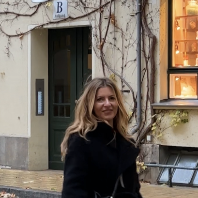 Berlin: Hidden Backyards Guided Walking Tour - Haus Schwarzenberg courtyard: art studios, street art, and reused buildings