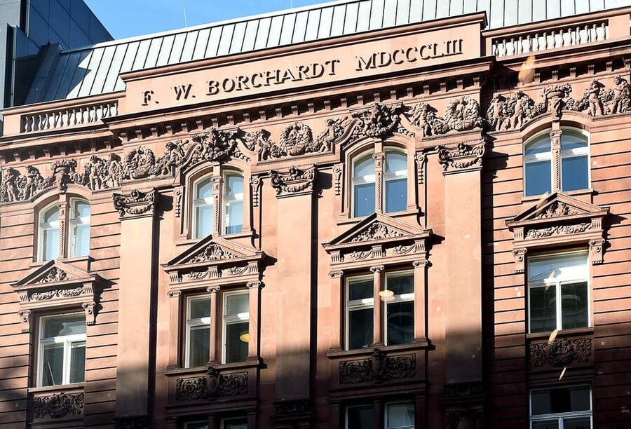 Berlin: Hidden gems around the Gendarmenmarkt - Guided walking tour - What the small group size changes for you