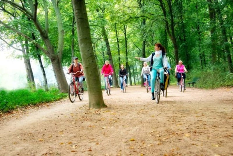 Berlin: Highlights Guided Bike Tour - Nikolaiviertel to Berlin’s green center, the “get your legs” phase