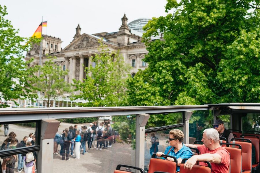 Berlin: Hop-on Hop-off Bus Tour with Live Commentary - Tiergarten to Bellevue Palace, and a smooth finish near Zoologischer Garten
