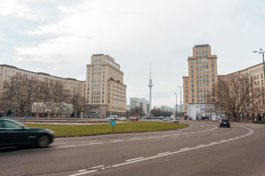 Berlin: Karl-Marx-Allee 2-Hour Tour - Strausberger Platz: the socialist gateway in high-rise form