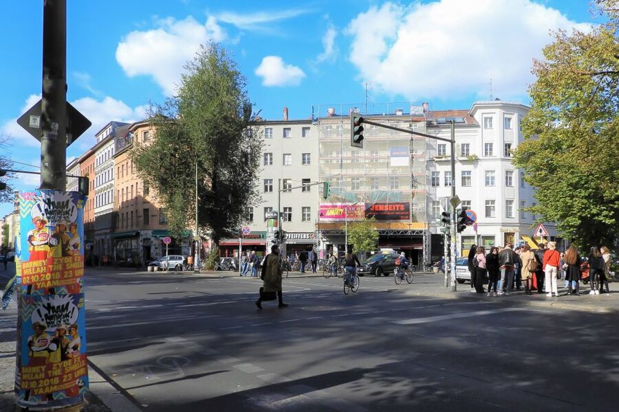 Berlin: Kreuzberg Guided Walking Evening Tour - Guide quality, small-group Q&A, and what to do during the walk