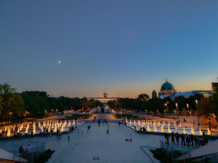 Berlin: Live-Guided Evening Sightseeing Tour by Open-top Bus - East Side Gallery, Oberbaum Bridge, and Kreuzberg after dark