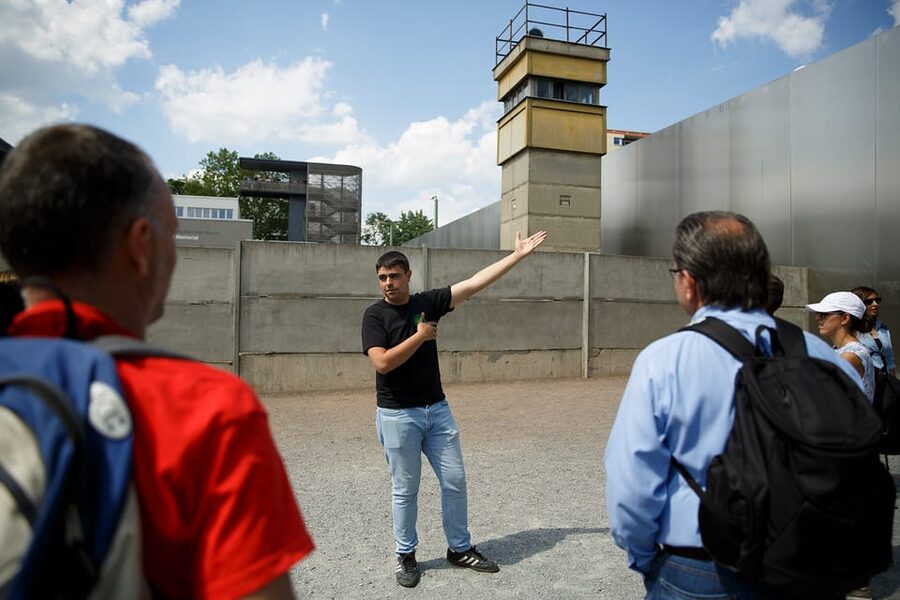 Berlin: Muro,Guerra Fría y Museo de la Stasi - Cold War Berlin in 4 hours, explained in clear Spanish