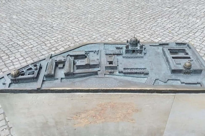 Berlin: Museum Island Tour - Neues Museum: architecture moments you can feel