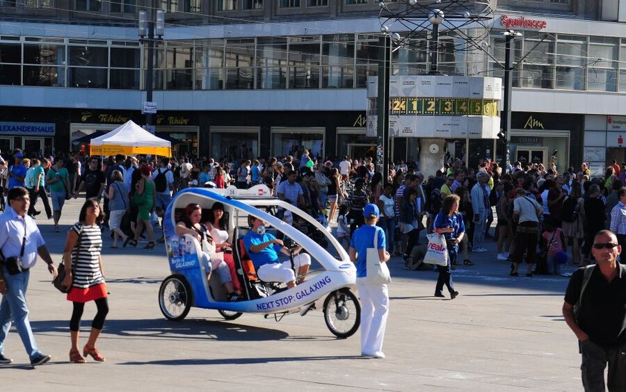 Berlin: Private Guided E-Rickshaw Tour - Unter den Linden to Brandenburg Gate, the classic Berlin stretch