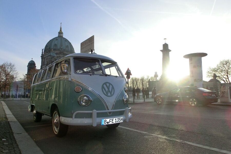 Berlin: Private Sightseeing Tour in Iconic Oldtimer VW Bus - A 1965 VW T1 Samba is the whole point