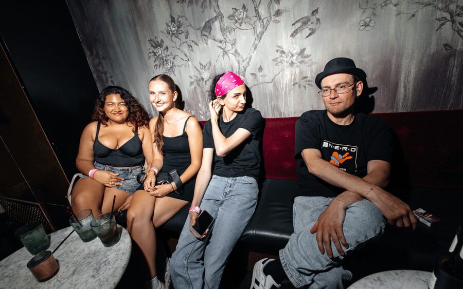 Berlin: Pub Crawl with Shots and VIP Club Entry - How to Get the Most Out of the Night (Practical Tips)