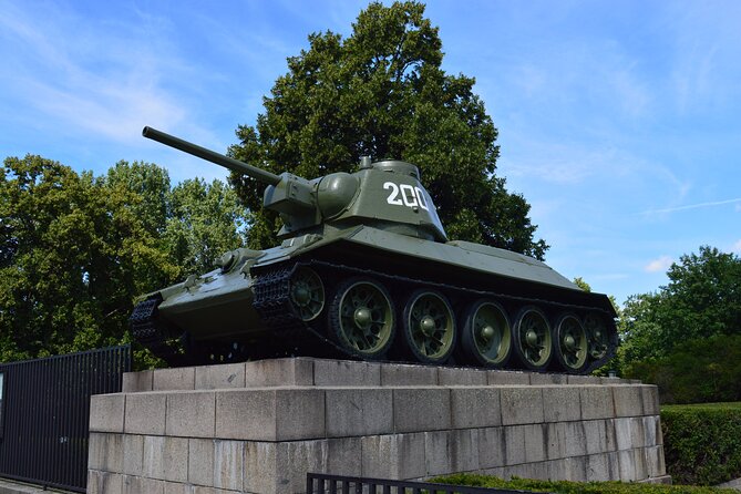 Berlin's Best: 2 Hour Walking Tour Third Reich and the Cold War - Getting your bearings, start to finish, with a tight 2-hour plan