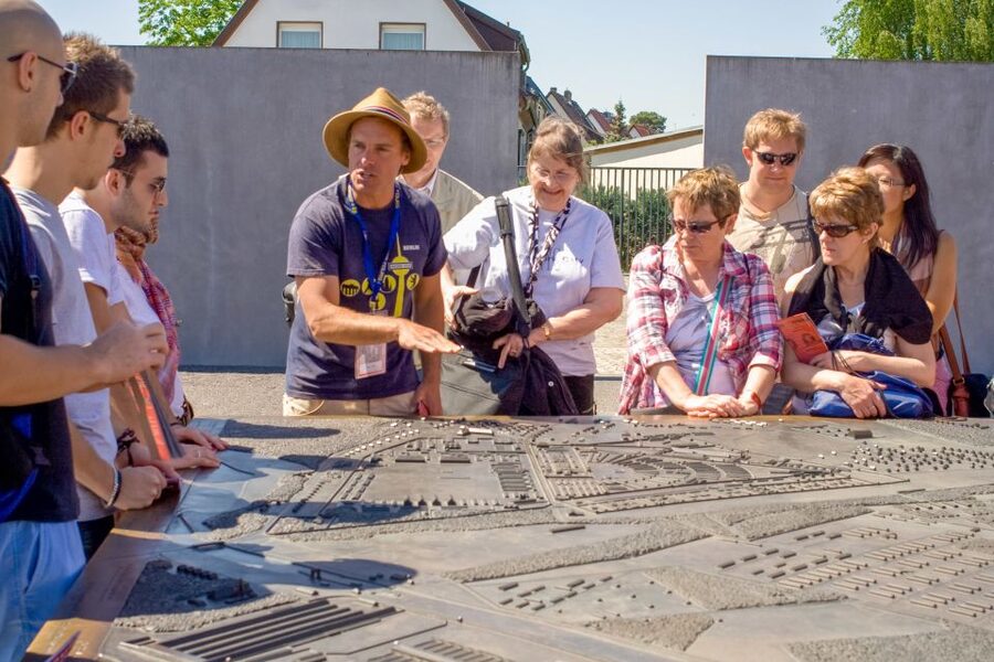 Berlin: Sachsenhausen Concentration Camp Bus Tour in English - The Road to Sachsenhausen: Oranienburg, Work Details, and the Camp System