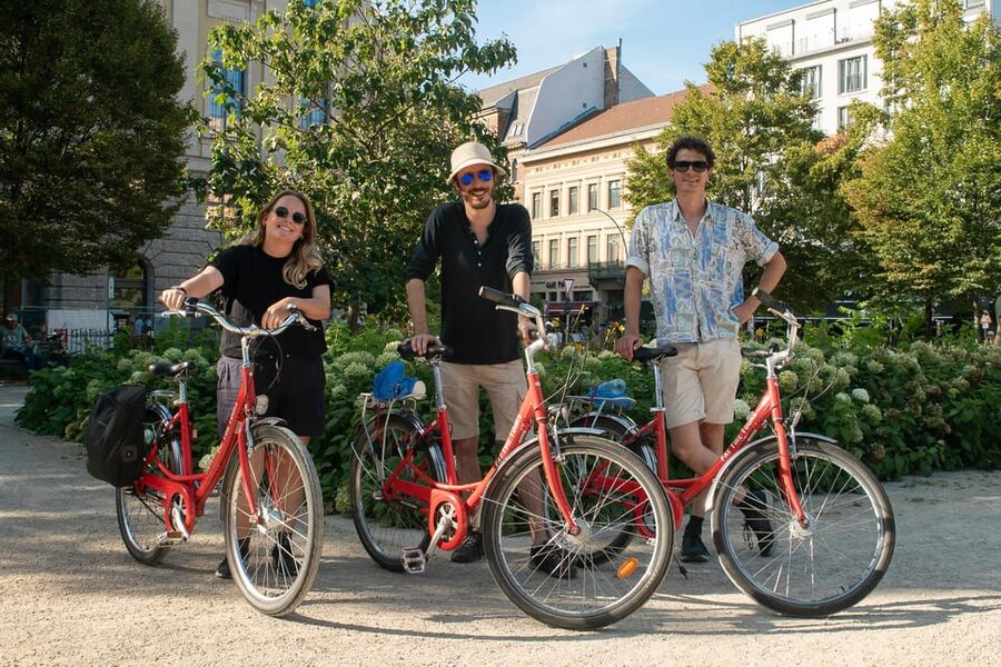 Berlin: Secrets of Berlin Bike Tour - A Späti Refreshment Stop (Your Wallet, Your Choice)