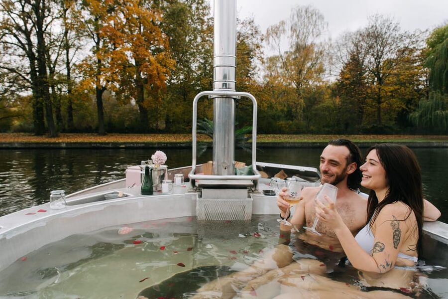 Berlin: Self-drive hot tub boat experience - Floating hot tub sightseeing on the Spree, in plain terms