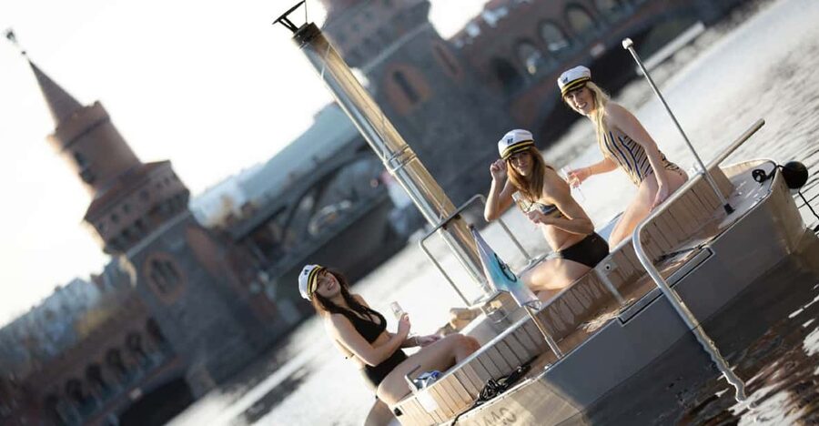 Berlin: Self-drive hot tub boat experience - Drinks, snacks, and the cool box detail people actually care about