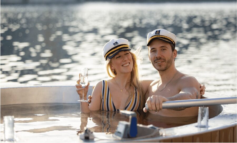 Berlin: Self-drive hot tub boat experience - Weatherproofing: wind and rain protection, without pretending it is summer