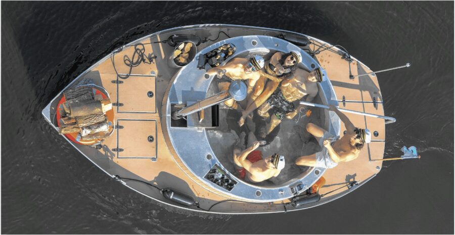 Berlin: Self-drive hot tub boat experience - What to bring: towel and beachwear are not optional