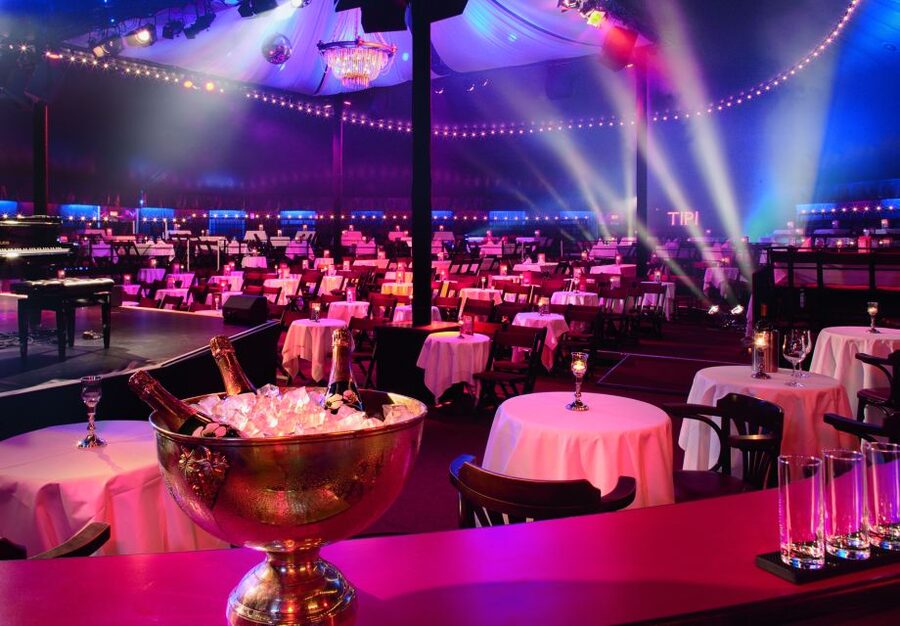 Berlin: Show at the Tipi am Kanzleramt - Getting There Early: Fixed Tables and Seat Choice at Tipi