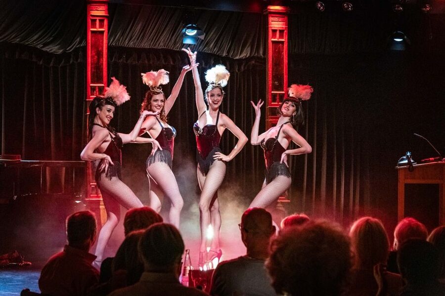 Berlin: Showgirls of Burlesque Show - German hosting, multilingual crew, and how to follow the story