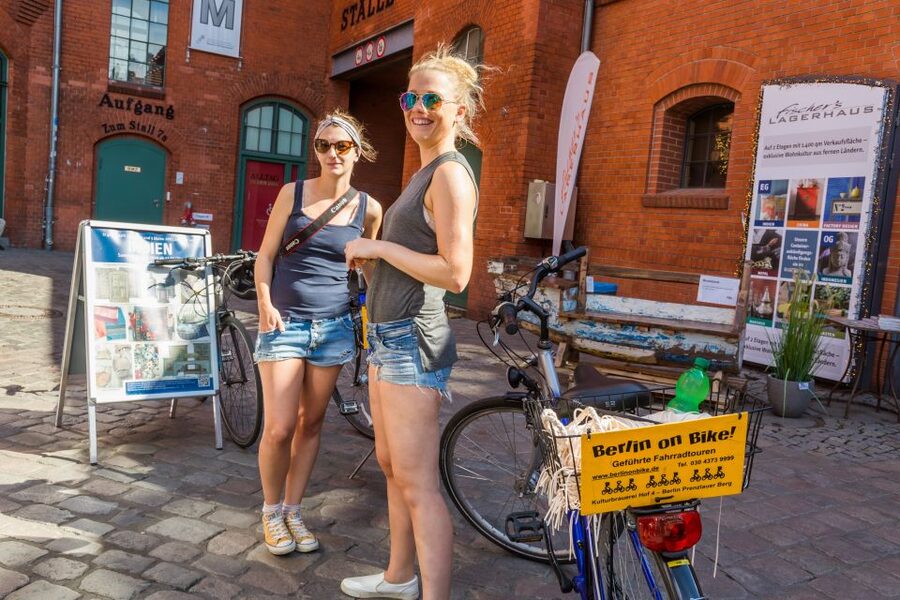 Berlin: Sights and Highlights Bike Tour with a Local Guide - Government District, Berlin Central Station, and the Logic of Seeing Big Places by Bike