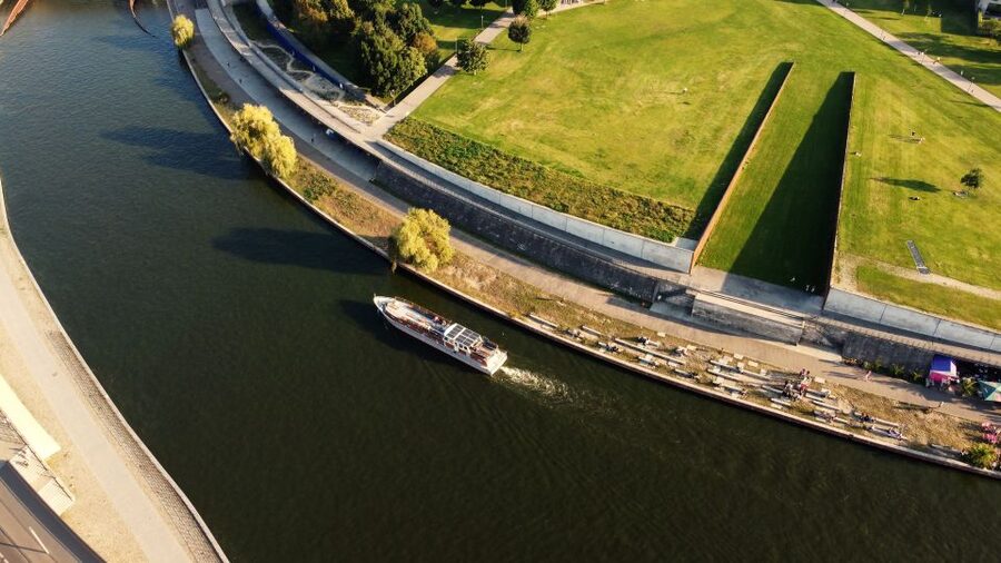 Berlin: Sightseeing Boat Tour on the Spree for Families - Berlin Hauptbahnhof and Futurium: the modern side of the same route