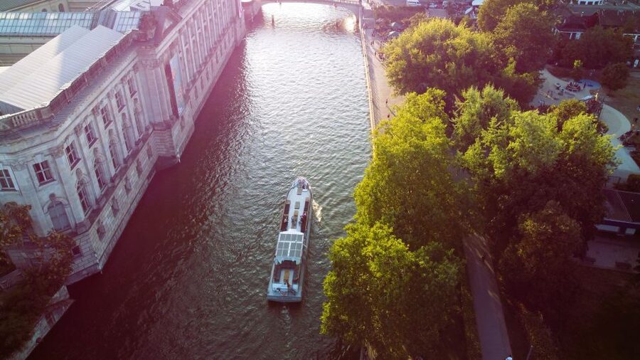 Berlin: Sightseeing Boat Tour on the Spree for Families - Upper deck lounge life, heated interior, and what the music changes