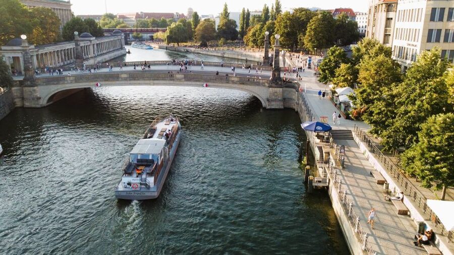 Berlin: Sightseeing Boat Tour on the Spree for Families - 90 minutes of scenery, starting with Tiergartenviertel