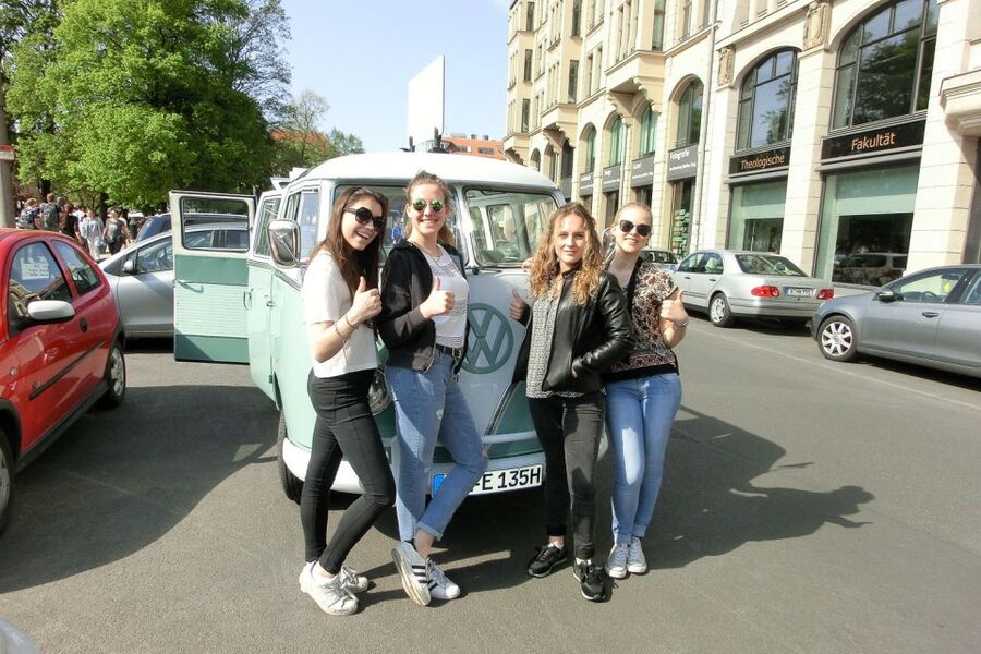 Berlin: Sightseeing Tour in Classic Volkswagen T1 Samba Bus - West Berlin highlights: Tiergarten to Kurfürstendamm and KaDeWe