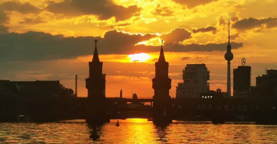 Berlin: Solar Powered Sunset Catamaran Cruise & Audio Guide - The 150-Minute Loop: What You’ll See From Oberbaumbrücke to the Turnaround