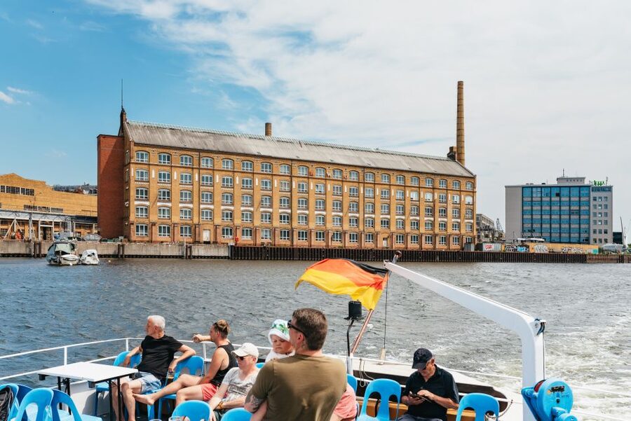 Berlin: Spree Boat Tour to Müggelsee - On board comfort: seating, shade, and why the staff matters
