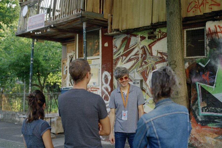 Berlin: Street Art and Alternative Tour - Guides Who Connect Paint to Politics (Italian or French)